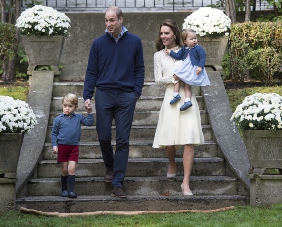 La duchesse Catherine de Cambridge portait une robe See by Chloé lors d'un événement avec son mari William et leurs enfants George et Charlotte à Victoria au Canada le 29 septembre 2016.