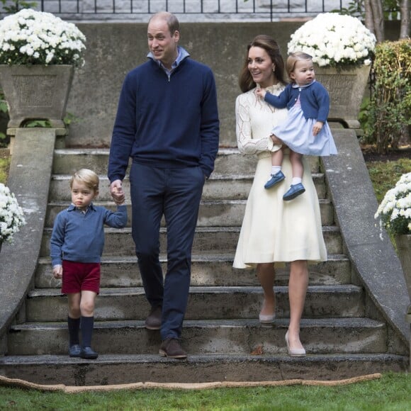 La duchesse Catherine de Cambridge portait une robe See by Chloé lors d'un événement avec son mari William et leurs enfants George et Charlotte à Victoria au Canada le 29 septembre 2016.