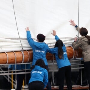 Le prince William, duc de Cambridge et Catherine (Kate) Middleton, duchesse de Cambridge font le tour du port de Victoria à bord d'un vieux gréement avec des enfants en difficulté avant leur départ du Canada à Victoria le 1er octobre 2016.  The Royal Tour of British Columbia and Yukon. The Duke and Duchess of Cambridge final day in Victoria, BC.. Here, HRH, The Duke of Cambridge, Catherine, The Duchess of Cambridge toured the harbour in a Tall Ship with young people from the charity which uses the power of sailing to give young people skills and direction in their lives. In Victoria on october 1st, 2016.01/10/2016 - Victoria