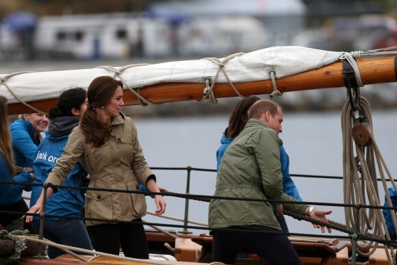 Le prince William, duc de Cambridge et Catherine (Kate) Middleton, duchesse de Cambridge font le tour du port de Victoria à bord d'un vieux gréement avec des enfants en difficulté avant leur départ du Canada à Victoria le 1er octobre 2016.  The Royal Tour of British Columbia and Yukon. The Duke and Duchess of Cambridge final day in Victoria, BC.. Here, HRH, The Duke of Cambridge, Catherine, The Duchess of Cambridge toured the harbour in a Tall Ship with young people from the charity which uses the power of sailing to give young people skills and direction in their lives. In Victoria on october 1st, 2016.01/10/2016 - Victoria