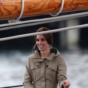 Le prince William, duc de Cambridge et Catherine (Kate) Middleton, duchesse de Cambridge font le tour du port de Victoria à bord d'un vieux gréement avec des enfants en difficulté avant leur départ du Canada à Victoria le 1er octobre 2016.  The Royal Tour of British Columbia and Yukon. The Duke and Duchess of Cambridge final day in Victoria, BC.. Here, HRH, The Duke of Cambridge, Catherine, The Duchess of Cambridge toured the harbour in a Tall Ship with young people from the charity which uses the power of sailing to give young people skills and direction in their lives. In Victoria on october 1st, 2016.01/10/2016 - Victoria