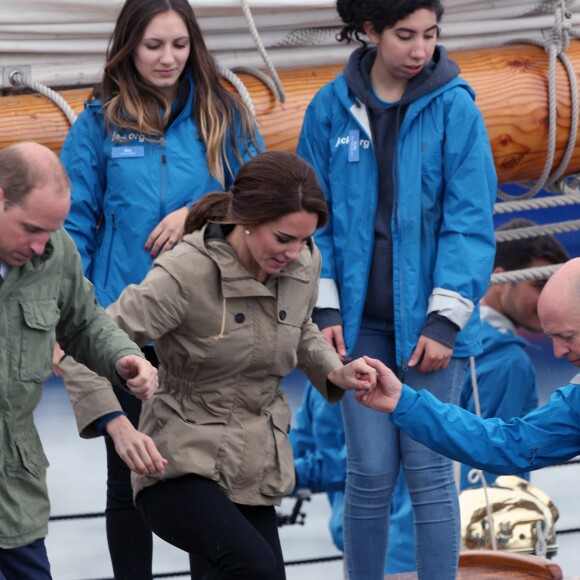 Le prince William, duc de Cambridge et Catherine (Kate) Middleton, duchesse de Cambridge font le tour du port de Victoria à bord d'un vieux gréement avec des enfants en difficulté avant leur départ du Canada à Victoria le 1er octobre 2016.  The Royal Tour of British Columbia and Yukon. The Duke and Duchess of Cambridge final day in Victoria, BC.. Here, HRH, The Duke of Cambridge, Catherine, The Duchess of Cambridge toured the harbour in a Tall Ship with young people from the charity which uses the power of sailing to give young people skills and direction in their lives. In Victoria on october 1st, 2016.01/10/2016 - Victoria