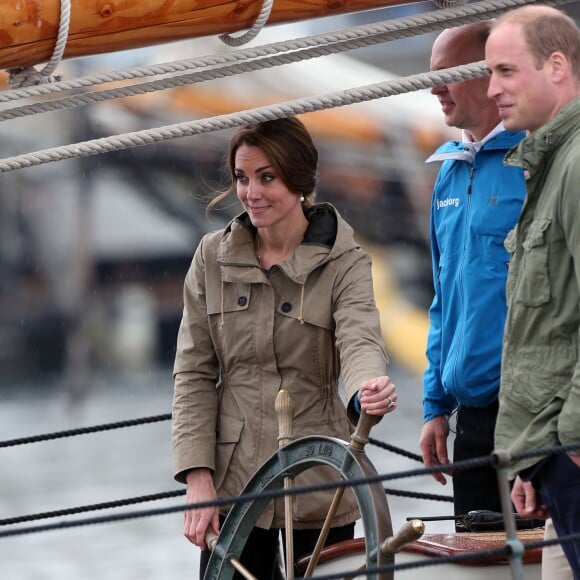 Le prince William, duc de Cambridge et Catherine (Kate) Middleton, duchesse de Cambridge font le tour du port de Victoria à bord d'un vieux gréement avec des enfants en difficulté avant leur départ du Canada à Victoria le 1er octobre 2016.  The Royal Tour of British Columbia and Yukon. The Duke and Duchess of Cambridge final day in Victoria, BC.. Here, HRH, The Duke of Cambridge, Catherine, The Duchess of Cambridge toured the harbour in a Tall Ship with young people from the charity which uses the power of sailing to give young people skills and direction in their lives. In Victoria on october 1st, 2016.01/10/2016 - Victoria