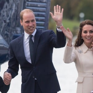 Départ du prince William, duc de Cambridge, Catherine (Kate) Middleton, duchesse de Cambridge, accompagnés de leurs enfants, le prince Georges et la princesse Charlotte après leurs voyage de 8 jours au Canada à Victoria le 1er octobre 2016.  Victoria, Canada. Prince William, the Duke of Cambridge, Princess Catherine, the Duchess of Cambridge and their children Prince George and Princess Charlotte, board a sea plane in Victoria Harbour, Canada at the end of the Royal Tour. In Victoria on october 1st, 2016.01/10/2016 - Victoria