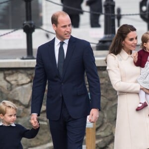 Départ du prince William, duc de Cambridge, Catherine (Kate) Middleton, duchesse de Cambridge, accompagnés de leurs enfants, le prince Georges et la princesse Charlotte après leurs voyage de 8 jours au Canada à Victoria le 1er octobre 2016.  Victoria, Canada. Prince William, the Duke of Cambridge, Princess Catherine, the Duchess of Cambridge and their children Prince George and Princess Charlotte, board a sea plane in Victoria Harbour, Canada at the end of the Royal Tour. In Victoria on october 1st, 2016.01/10/2016 - Victoria