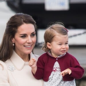 Catherine (Kate) Middleton, duchesse de Cambridge et sa fille la princesse Charlotte - Départ du prince William, duc de Cambridge, Catherine (Kate) Middleton, duchesse de Cambridge, accompagnés de leurs enfants, le prince Georges et la princesse Charlotte après leurs voyage de 8 jours au Canada à Victoria le 1er octobre 2016.  Victoria, Canada. Prince William, the Duke of Cambridge, Princess Catherine, the Duchess of Cambridge and their children Prince George and Princess Charlotte, board a sea plane in Victoria Harbour, Canada at the end of the Royal Tour. In Victoria on october 1st, 2016.01/10/2016 - Victoria