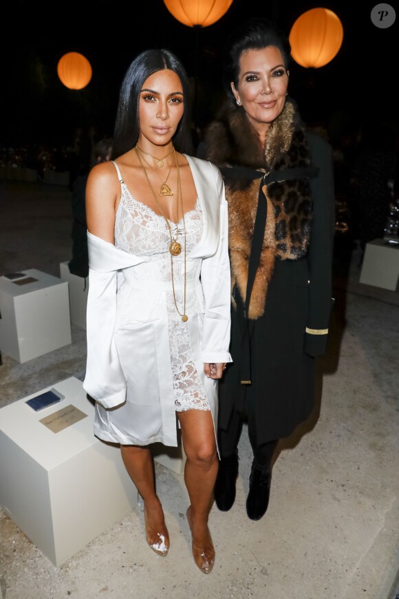 Kim Kardashian et sa mère Kris Jenner - Défilé Givenchy par Riccardo Tisci (collection prêt-à-porter printemps-été 2017) à Paris, le 2 octobre 2016. © Olivier Borde/Bestimage