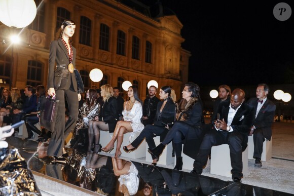 Kim Kardashian, Kourtney Kardashian, leur mère Kris Jenner et son compagnon Corey Gamble au défilé de mode "Givenchy", collection prêt-à-porter Printemps-Eté 2017 lors de la Fashion Week de Paris, France, le 2 October 2016. © Olivier Borde/Bestimage  Kim Kardashian, Kourtney Kardashian, Kris Jenner and Corey Gamble attend the Givenchy show as part of the Paris Fashion Week Womenswear Spring/Summer 2017 on October 2, 2016 in Paris, France. © Olivier Borde/Bestimage02/10/2016 - Paris
