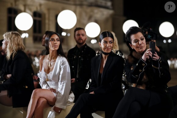 Kim Kardashian, Kourtney Kardashian, leur mère Kris Jenner et son compagnon Corey Gamble - Défilé Givenchy par Riccardo Tisci (collection prêt-à-porter printemps-été 2017) à Paris, le 2 octobre 2016. © Olivier Borde/Bestimage