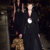 Défilé Givenchy par Riccardo Tisci (collection prêt-à-porter printemps-été 2017) à Paris, le 2 octobre 2016.