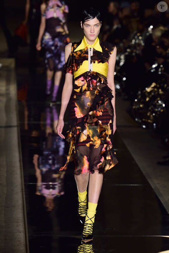 Défilé Givenchy par Riccardo Tisci (collection prêt-à-porter printemps-été 2017) à Paris, le 2 octobre 2016.