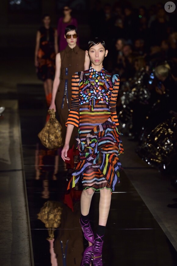 Défilé Givenchy par Riccardo Tisci (collection prêt-à-porter printemps-été 2017) à Paris, le 2 octobre 2016.