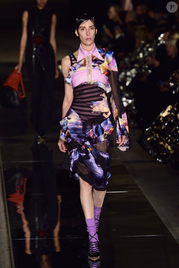 Défilé Givenchy par Riccardo Tisci (collection prêt-à-porter printemps-été 2017) à Paris, le 2 octobre 2016.