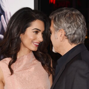 George Clooney et sa femme Amal Alamuddin Clooney à la première de "Our brand is crisis" à Los Angeles le 26 octobre 2015.