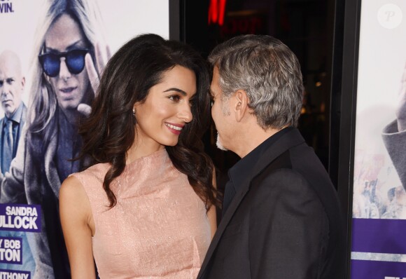George Clooney et sa femme Amal Alamuddin Clooney à la première de "Our brand is crisis" à Los Angeles le 26 octobre 2015.