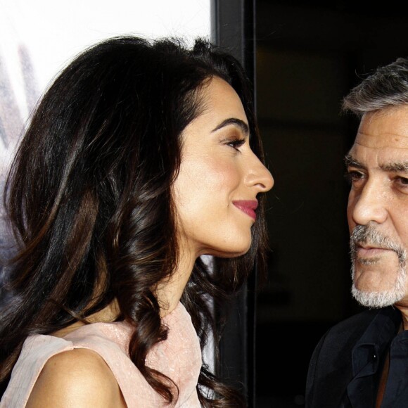 George Clooney et sa femme Amal Alamuddin Clooney à la première de "Our brand is crisis" à Los Angeles le 26 octobre 2015.