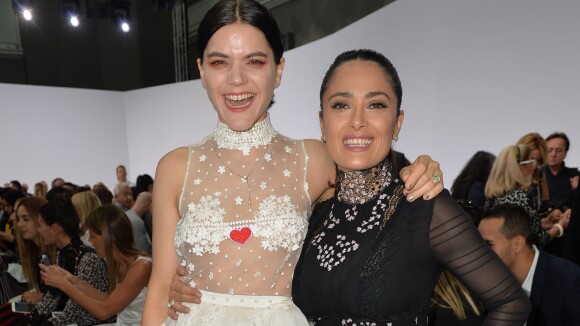 Fashion Week : Salma Hayek et Soko partagent un fou rire chez Giambattista Valli