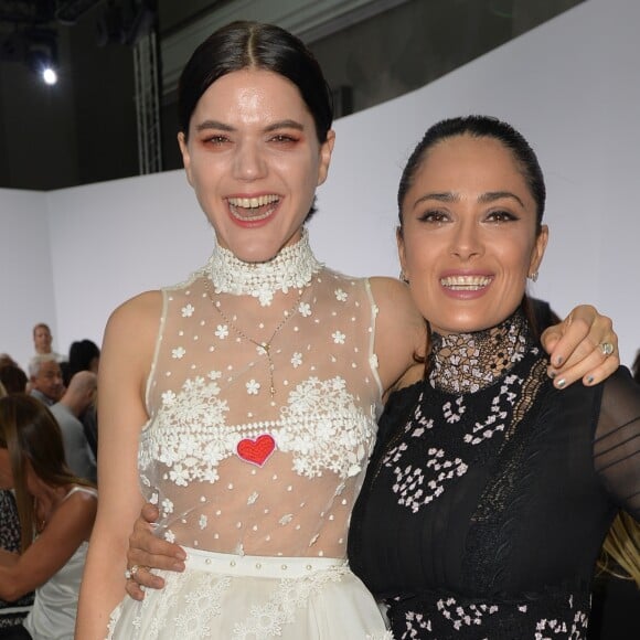 Soko et Salma Hayek - Défilé de mode prêt-à-porter printemps-été 2017 Giambattista Valli à Paris. Le 3 octobre 2016 © CVS-Veeren / Bestimage