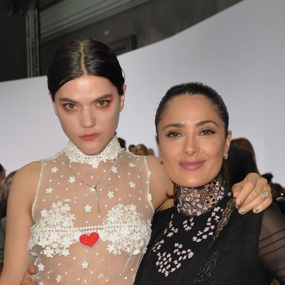 Soko et Salma Hayek - Défilé de mode prêt-à-porter printemps-été 2017 Giambattista Valli à Paris. Le 3 octobre 2016 © CVS-Veeren / Bestimage