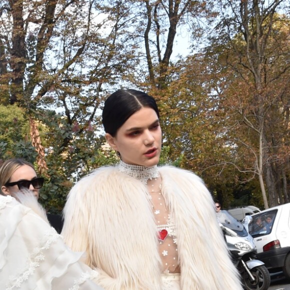 Soko (Stéphanie Sokolinski) - People arrivant au défilé de mode "Giambattista Valli", collection prêt-à-porter Printemps-Eté 2017 à Paris, le 3 octobre 2016. © Lionel Urman/Bestimage  Arrivals at Giambattista Valli fashion show Spring/Summer ready-to-wear 2017 in Paris, on October 3, 2016.03/10/2016 - Paris