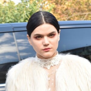 Soko (Stéphanie Sokolinski) - People arrivant au défilé de mode "Giambattista Valli", collection prêt-à-porter Printemps-Eté 2017 à Paris, le 3 octobre 2016. © Lionel Urman/Bestimage  Arrivals at Giambattista Valli fashion show Spring/Summer ready-to-wear 2017 in Paris, on October 3, 2016.03/10/2016 - Paris