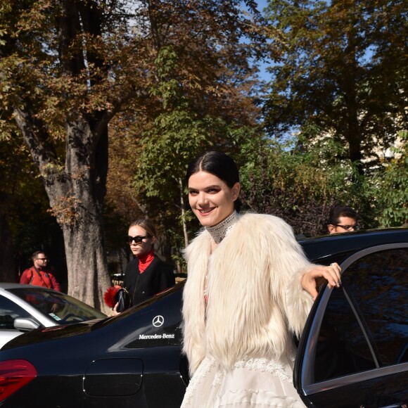 Soko (Stéphanie Sokolinski) - People arrivant au défilé de mode "Giambattista Valli", collection prêt-à-porter Printemps-Eté 2017 à Paris, le 3 octobre 2016. © Lionel Urman/Bestimage  Arrivals at Giambattista Valli fashion show Spring/Summer ready-to-wear 2017 in Paris, on October 3, 2016.03/10/2016 - Paris