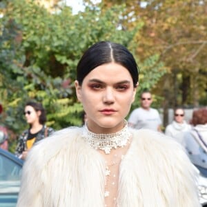 Soko (Stéphanie Sokolinski) - People arrivant au défilé de mode "Giambattista Valli", collection prêt-à-porter Printemps-Eté 2017 à Paris, le 3 octobre 2016. © Lionel Urman/Bestimage  Arrivals at Giambattista Valli fashion show Spring/Summer ready-to-wear 2017 in Paris, on October 3, 2016.03/10/2016 - Paris