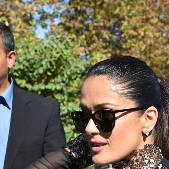 Salma Hayek - People arrivant au défilé de mode "Giambattista Valli", collection prêt-à-porter Printemps-Eté 2017 à Paris, le 3 octobre 2016. © Lionel Urman/Bestimage  Arrivals at Giambattista Valli fashion show Spring/Summer ready-to-wear 2017 in Paris, on October 3, 2016.03/10/2016 - Paris