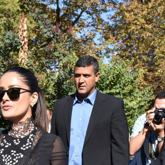 Salma Hayek - People arrivant au défilé de mode "Giambattista Valli", collection prêt-à-porter Printemps-Eté 2017 à Paris, le 3 octobre 2016. © Lionel Urman/Bestimage  Arrivals at Giambattista Valli fashion show Spring/Summer ready-to-wear 2017 in Paris, on October 3, 2016.03/10/2016 - Paris