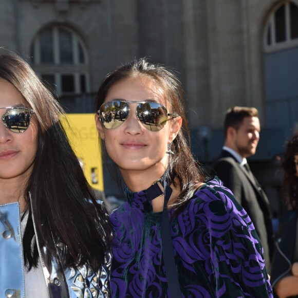 Tina Leung et guest - People arrivant au défilé de mode "Giambattista Valli", collection prêt-à-porter Printemps-Eté 2017 à Paris, le 3 octobre 2016. © Lionel Urman/Bestimage  Arrivals at Giambattista Valli fashion show Spring/Summer ready-to-wear 2017 in Paris, on October 3, 2016.03/10/2016 - Paris