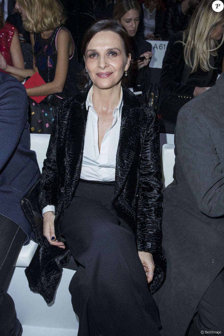 Juliette Binoche - People au défilé de mode Armani collection prêt-à-porter  Printemps-Eté 2017 au Studio Cerdan lors de la fashion week à Paris, le 3  octobre 20 - Purepeople