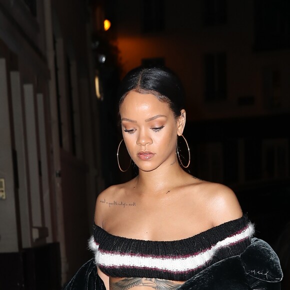 Rihanna arrive en rendez-vous dans un studio à Paris le 26 septembre 2016.