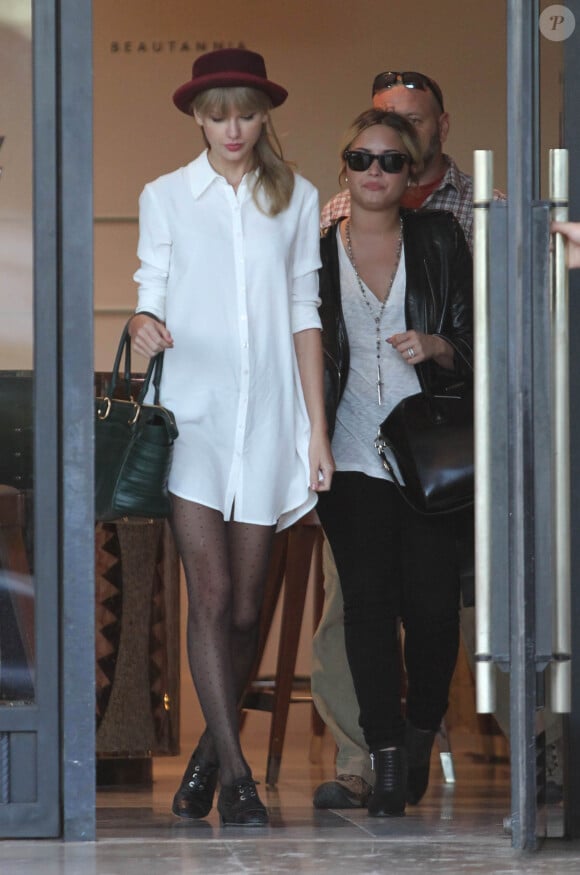 Taylor Swift et Demi Lovato en train de faire du shopping à la boutique "Barneys New York" à Beverly Hills, Los Angeles, le 29 septembre 2013