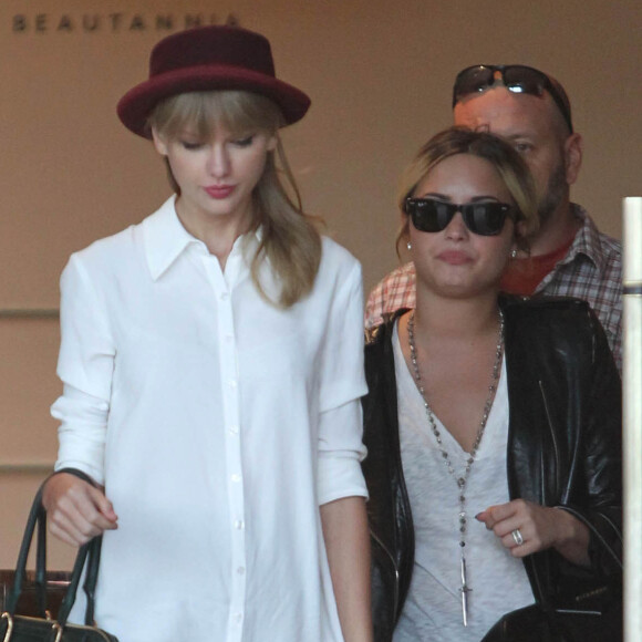 Taylor Swift et Demi Lovato en train de faire du shopping à la boutique "Barneys New York" à Beverly Hills, Los Angeles, le 29 septembre 2013