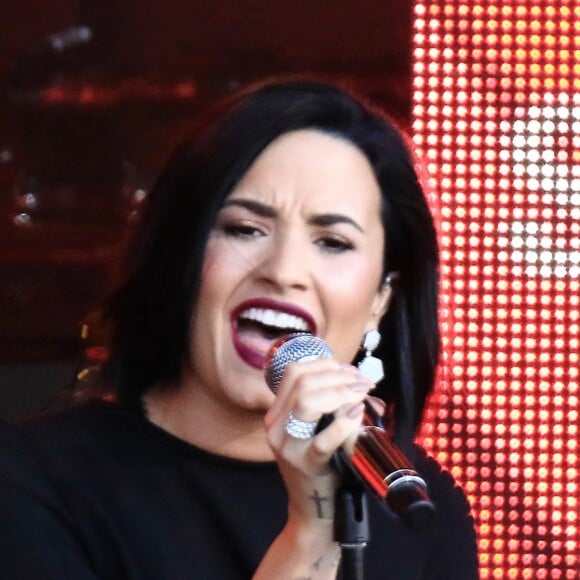 Demi Lovato et Brad Paisley sur la scène du Jimmy Kimmel Live à Los Angeles, le 24 mai 2016.