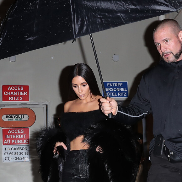 Pascal Duvier, Kim et Kourtney Kardashian quittent le Ritz avec Jasmine Sanders pour se rendre à l'hôtel Costes sous la pluie à Paris le 30 septembre 2016.