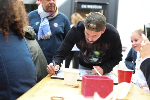 Exclusif - Matt Pokora (M Pokora) - J.M Weston organise un vide grenier caritatif au profit de l'association "CéKeDuBonheur", association présidée par Hélène Sy et qui déploie toute son énergie afin d'améliorer la qualité de vie des enfants et adolescents hospitalisés. De nombreux artistes ont répondu présent une fois de plus à l'appel de l'association, le 2 octobre 2016 à Paris. © Cyril Moreau/Bestimage