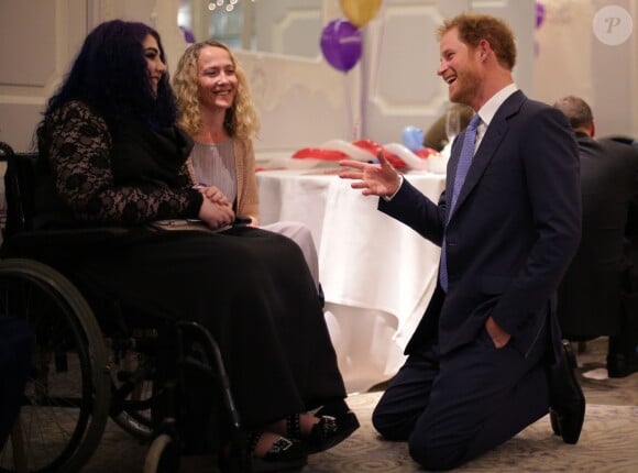 Le prince Harry assiste à la soirée WellChild Awards à Londres le 3 octobre 2016.  Prince Harry (right) reacts as he speaks with Inspirational Young Person Award Winner Nikita Fairclough (left), and her mother Lara, as he attends the WellChild Awards in London. The awards recognise the courage of seriously ill children, their families and carers.03/10/2016 - Londres