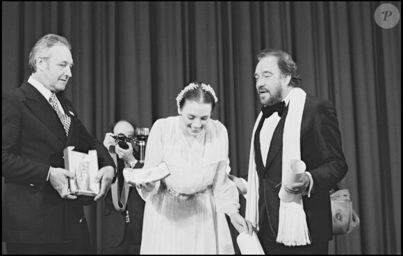Andrzej Wajda avec sa Palme d'or pour L'homme de fer en 1981, aux côtés d'Isabelle Adjani.