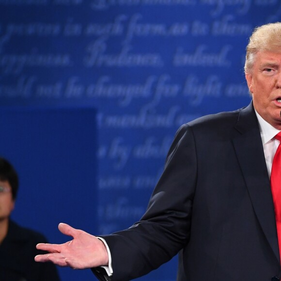 Donald Trump face à Hillary Clinton dans le deuxième débat présidentiel à la Washington University, St. Louis., le 9 octobre 2016.