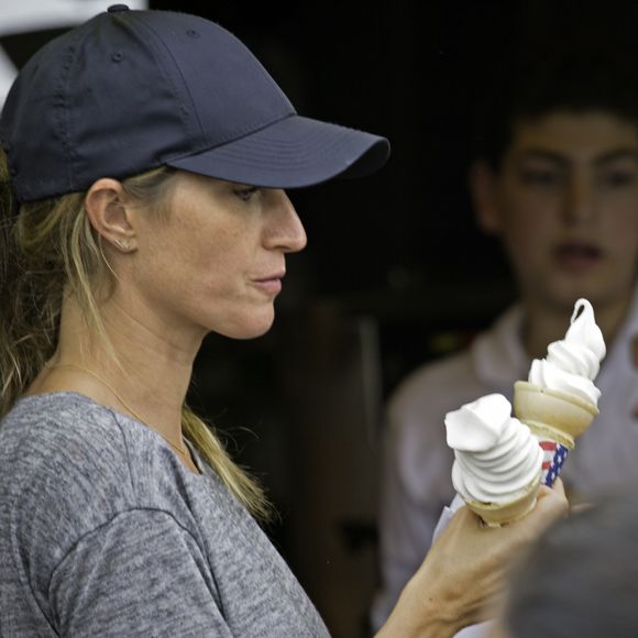 Gisele Bundchen avec sa fille Vivian à la fête de Topsfield dans le Massachusetts le 8 octobre 2016.