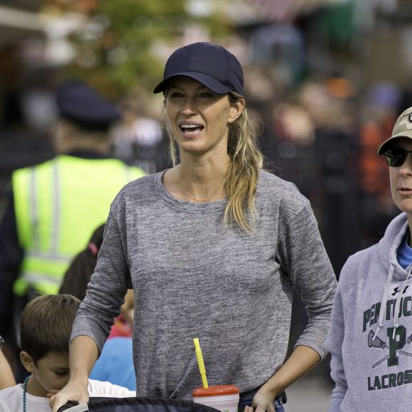 Gisele Bundchen avec sa fille Vivian à la fête de Topsfield dans le Massachusetts le 8 octobre 2016.