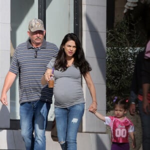 Ashton Kutcher est allé prendre le petit déjeuner avec ses parents Diane et Larry, sa femme Mila Kunis (enceinte) et sa fille Wyatt à Beverly Hills, le 2 octobre 2016