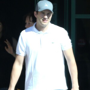 Ashton Kutcher est allé déjeuner ses parents Diane et Larry, sa femme Mila Kunis (enceinte) et sa fille Wyatt dans le quartier de North Hollywood à Los Angeles, le 1er octobre 2016