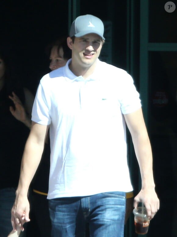 Ashton Kutcher est allé déjeuner ses parents Diane et Larry, sa femme Mila Kunis (enceinte) et sa fille Wyatt dans le quartier de North Hollywood à Los Angeles, le 1er octobre 2016
