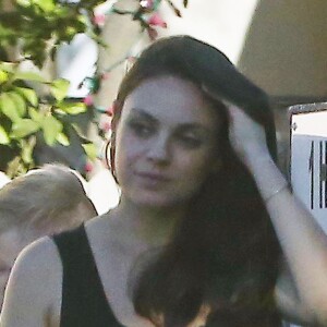 Exclusif - Mila Kunis enceinte et son mari Ashton Kutcher se baladent avec leur fille Wyatt dans les rues de Los Angeles, le 10 septembre 2016