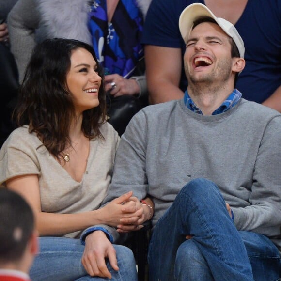 Mila Kunis et son fiancé Ashton Kutcher très amoureux et très complices au match de basket des Lakers à Oklahoma City, le 19 décembre 2014.