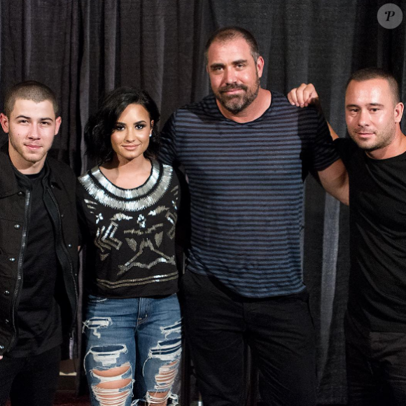Mike Bayer accompagne Demi Lovato et Nick Jonas sur leur tournée. 