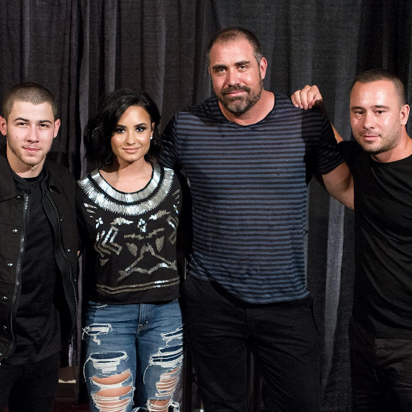 Mike Bayer accompagne Demi Lovato et Nick Jonas sur leur tournée. 