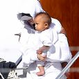 Kim Kardashian à son arrivée à Los Angeles avec son fils Saint, le 7 octobre 2016.